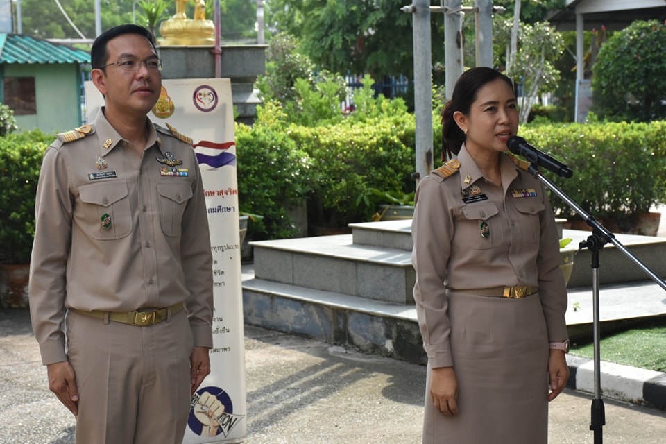 สพป.ฉะเชิงเทรา เขต 1 นำบุคลากรในสังกัดร่วมกิจกรรมหน้าเสาธง เข้าแถวเคารพธงชาติ ร้องเพลงชาติ สวดมนต์ไหว้พระ และนำกล่าวคำปฏิญญาเขตพื้นที่การศึกษาสุจริต 