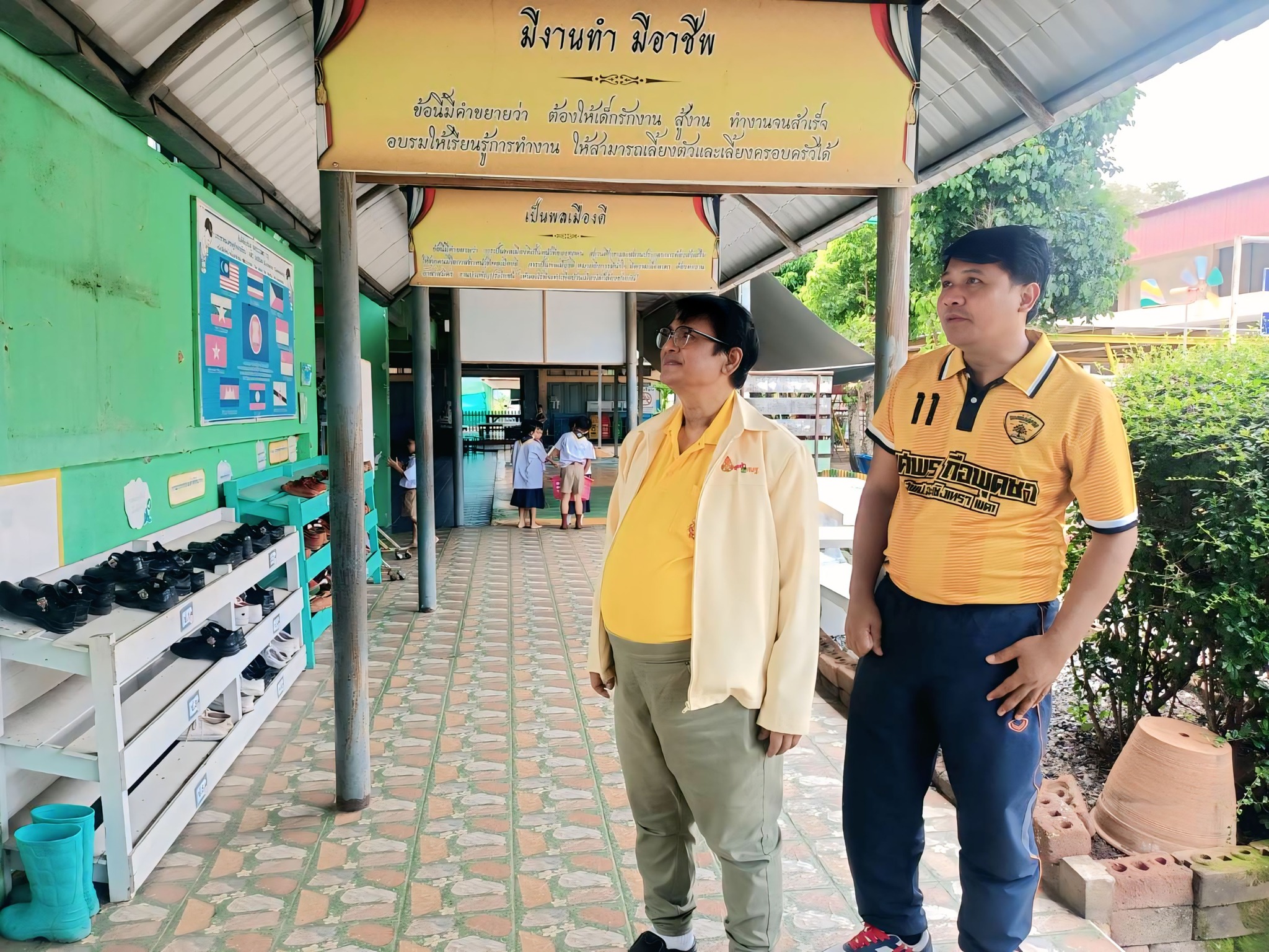 วันพุธที่ 30 กรกฎาคม 2568  นายทศพร ถือพุดซา ผอ.สพป.ฉะเชิงเทรา เขต 1 ได้ลงพื้นที่ตรวจเยี่ยมโรงเรียนวัดใหม่ประเวศ (ศิริประชาบำรุง) ซึ่งเป็นสถานศึกษาในสังกัด เพื่อติดตามการดำเนินงานด้านการจัดการเรียนการสอนและให้กำลังใจแก่คณะครูและนักเรียน การลงพื้นที่ในครั้ง