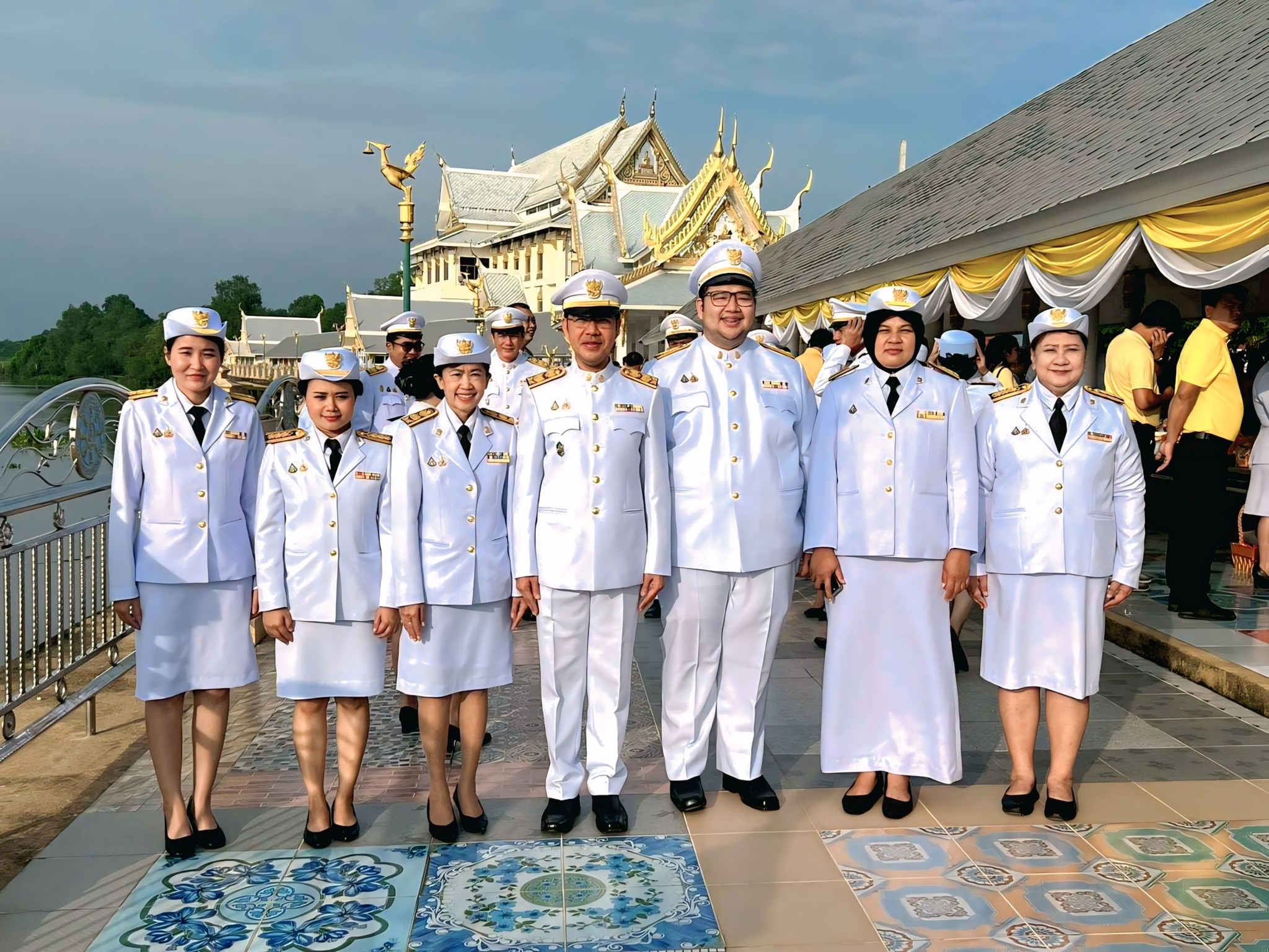 สพป.ฉะเชิงเทรา เขต 1 ร่วมพิธีสวดพระพุทธมนต์ ทำบุญตักบาตรถวายพระราชกุศล และร่วมพิธีวางพวงมาลา ถวายความเคารพเบื้องหน้าพระบรมฉายาลักษณ์พระบาทสมเด็จพระบรมชนกาธิเบศร มหาภูมิพลอดุลยเดชมหาราช บรมนาถบพิตร 