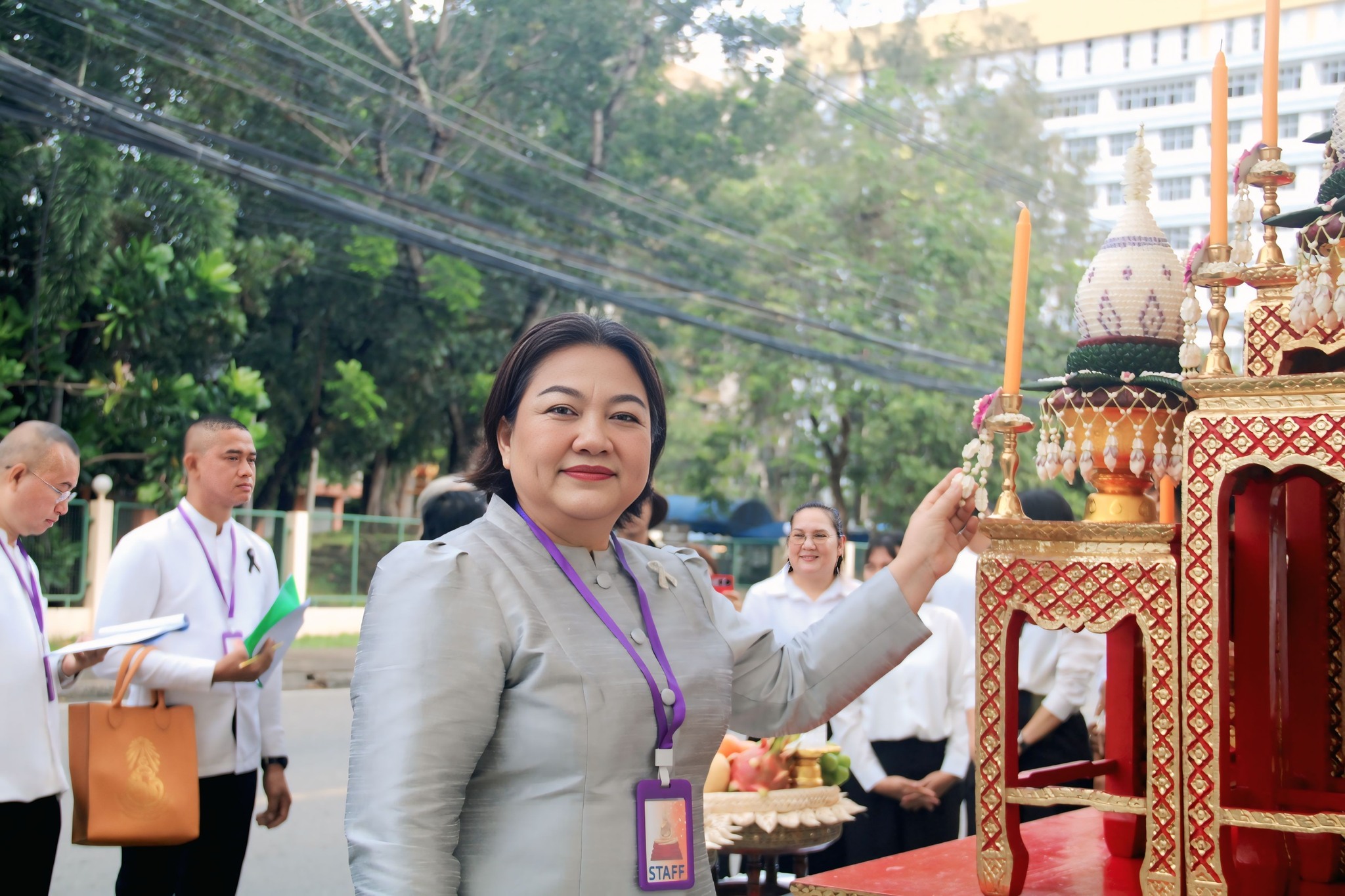 นางดวงใจ ชัยสิทธิ์ รอง ผอ.สพป.ฉะเชิงเทรา เขต 1 เป็นประธานกรรมการในการคัดเลือกโต๊ะหมู่บูชาถวายหลวงพ่อโสธร