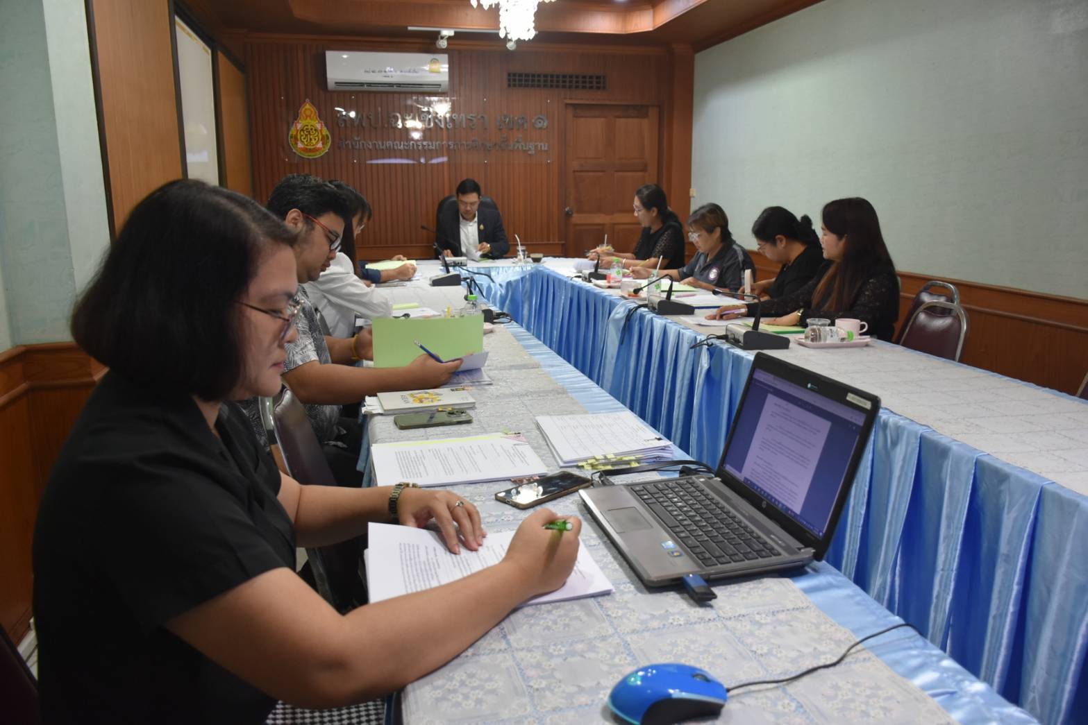 สพป.ฉะเชิงเทรา เขต 1 ประชุมคณะกรรมการพิจารณากลั่นกรองคุณสมบัติของบุคคลที่พึงได้รับการเสนอขอพระราชทานเครื่องราชอิสริยาภรณ์และเหรียญจักรพรรดิมาลา ประจำปี 2569 ครั้งที่ 1/2568