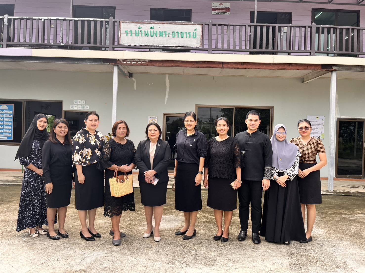 นางดวงใจ ชัยสิทธิ์ รอง ผอ.สพป.ฉะเชิงเทรา เขต 1 พร้อมด้วยทีมคณะนิเทศเปิดภาคเรียน กลุ่มเครือข่ายพัฒนาคุณภาพการศึกษาบางน้ำเปรี้ยว 1