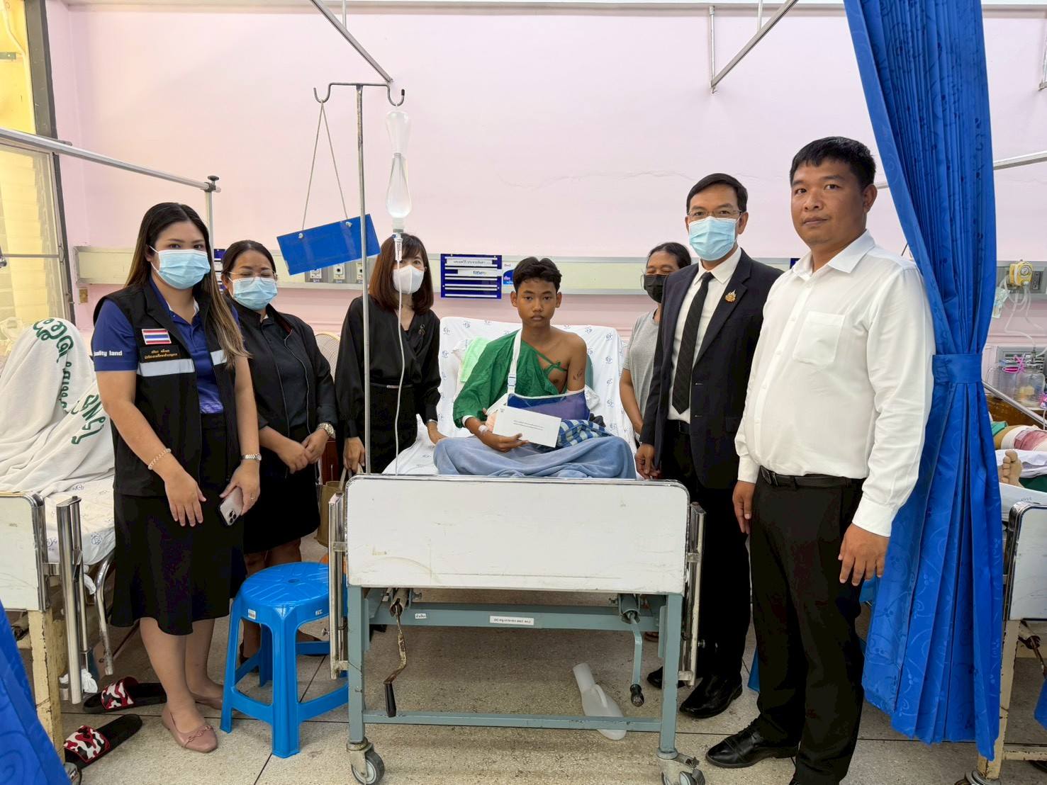 สพป.ฉะเชิงเทรา เขต 1 เข้าเยี่ยมติดตามอาการ เด็กชายดิน กรุยและเด็กชายภานุวิชญ์ เปียนวม นักเรียนในสังกัดที่ได้บาดเจ็บจากอุบัติเหตุ 