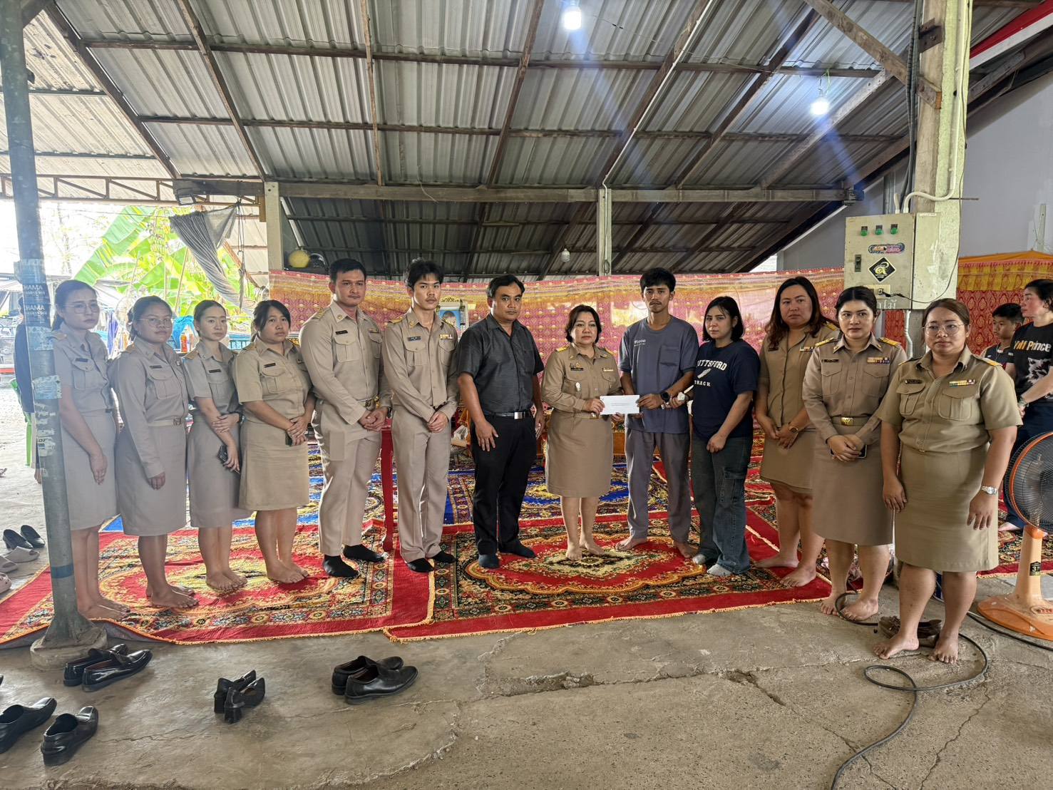 สพป.ฉะเชิงเทรา เขต 1 รุดเยี่ยมให้กำลังใจและมอบเงินช่วยเหลือครอบครัวนักเรียนชั้นอนุบาล 2 โรงเรียนวัดเที่ยงพิมุข ที่ประสบอุบัติเหตุเสียชีวิต